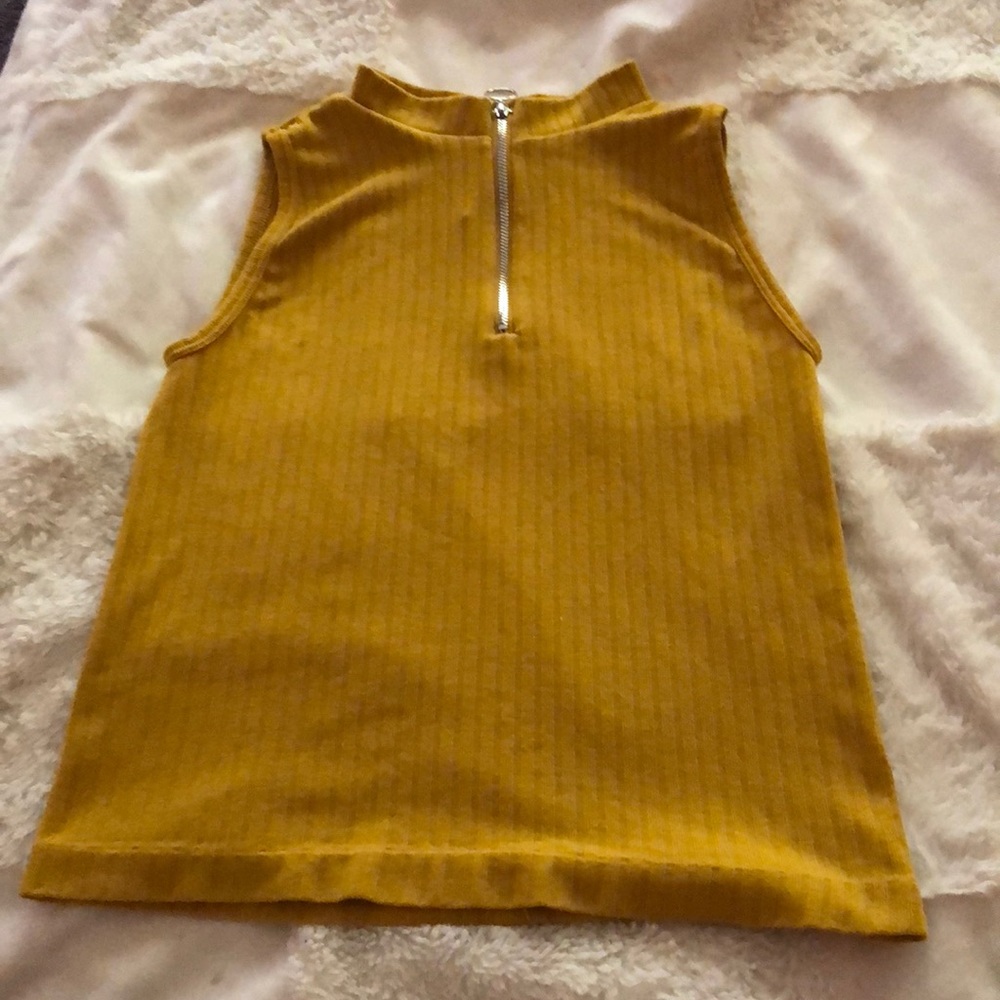 I am selling a yellow bright summer shirt 👚 👍🏼